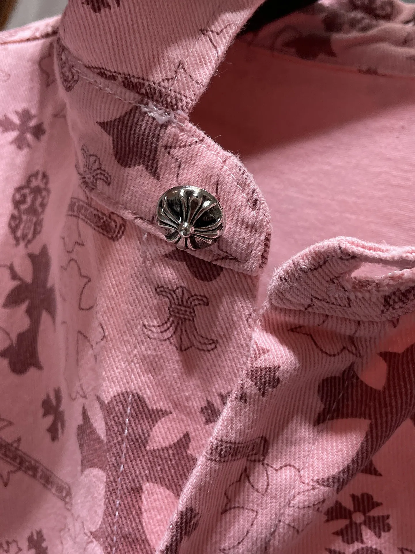 P276 Chrome Hearts🍁Shirt Series🍁 Classic cross-printed denim shirt jacket. Exclusively custom-woven and dyed. 100% pure cotton. High-gram weight denim all-printed fabric. High-tech washing! Original hardware mold opening!  ⭐Original version ⭐Can be worn with denim in all seasons 🌈Recommended colors: custom washed denim blue, denim pink 🌈Code numbers: S, M, L, XL